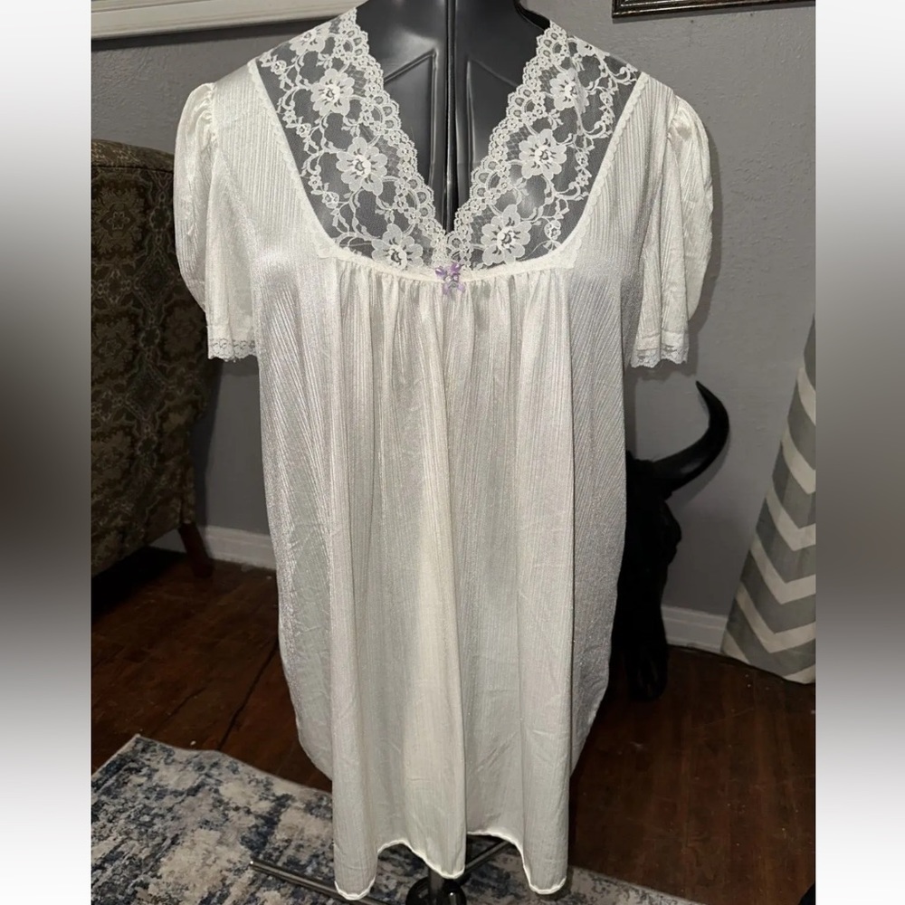 1960s Vintage Lady Cameo Dallas Ivory Nylon Short Nightgown Lace Bust EUC